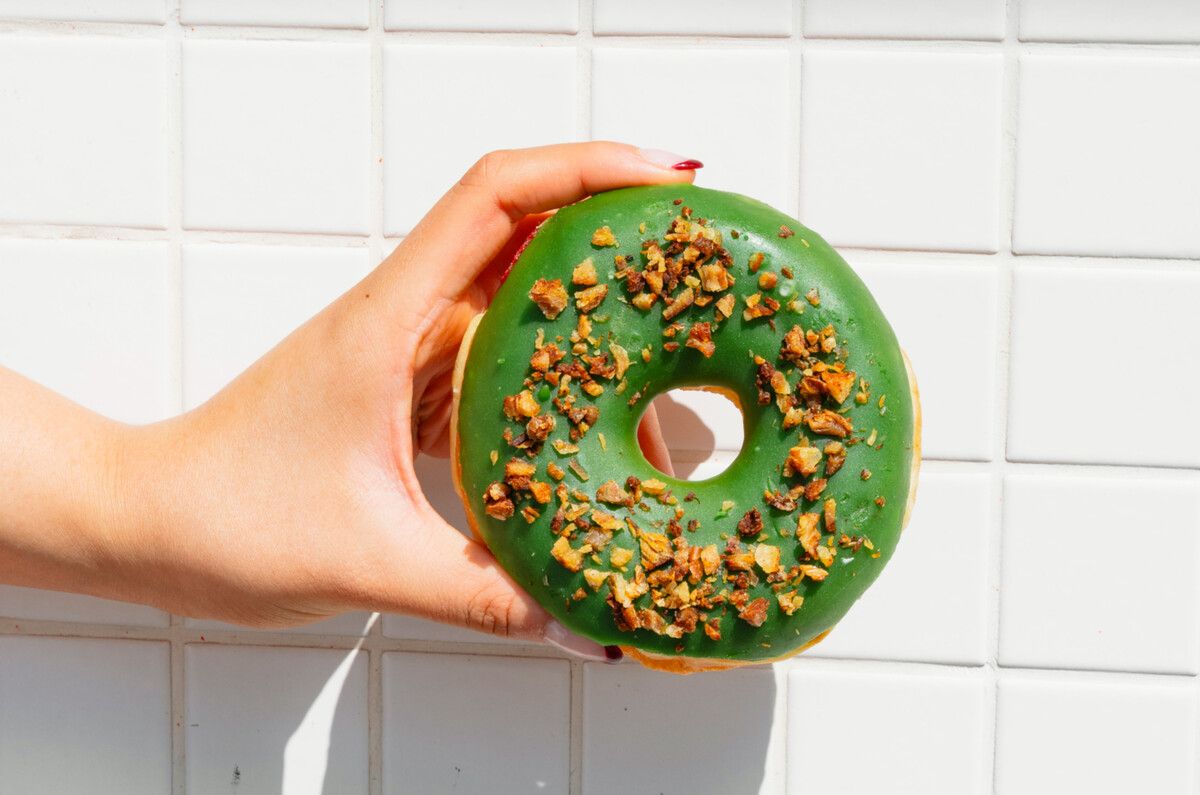 Randy´s Donuts y Tacos Atarantados presentan su dona con chicharrón