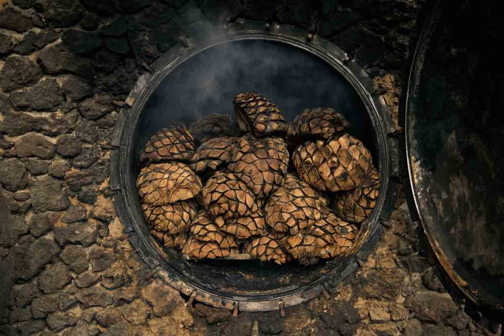 Tequila Maestro Dobel presenta su nuevo blanco orgánico, Dobel Tahona. Elaborado con agave certificado y la ancestral rueda de piedra volcánica