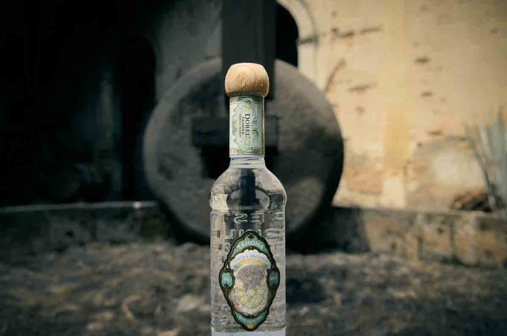 Maestro Dobel Tahona: La esencia pura del tequila orgánico que honra 11 generaciones