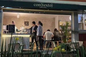 Barra con{texto}, un espacio para lectores donde el café se acompaña de libros y lectura