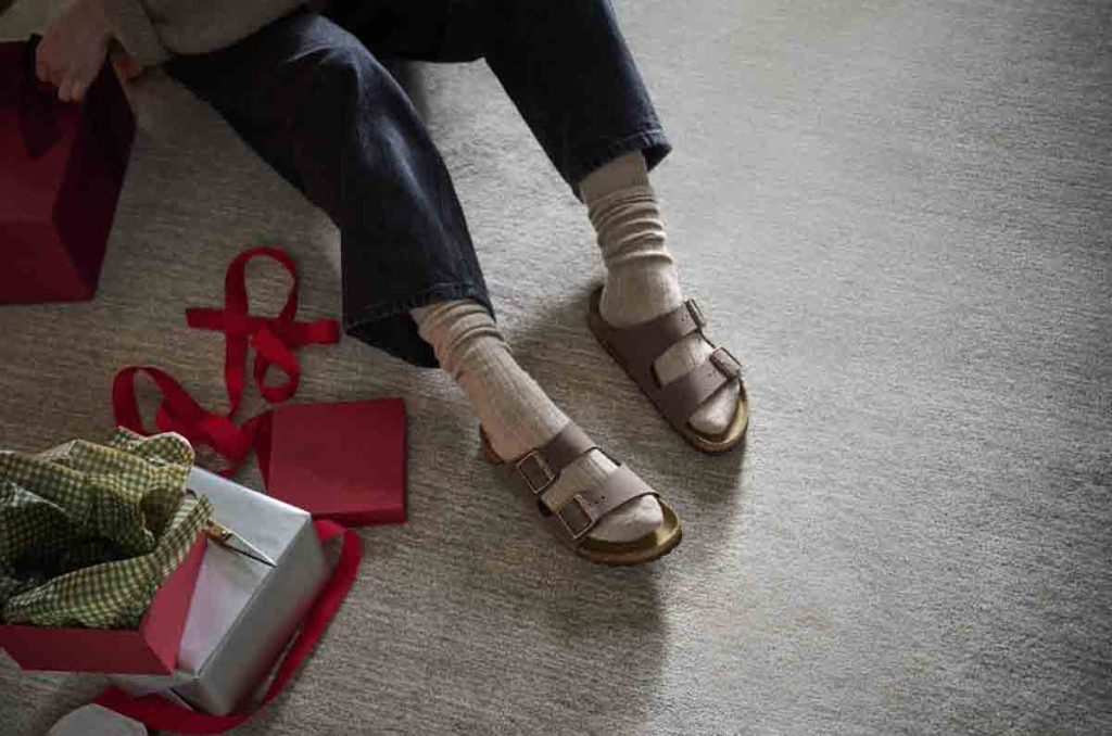 Olvídate de los regalos efímeros. Birkenstock propone clásicos con lana y opciones de playa para sorprender esta temporada.