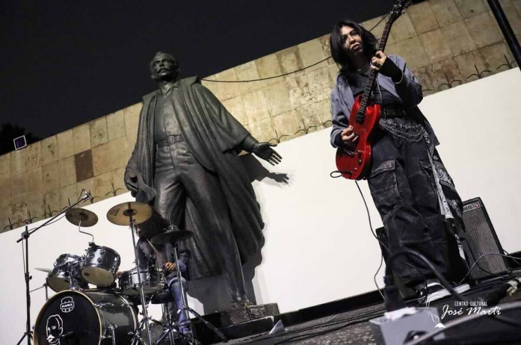 Concierto "Rockola Fantasma" en explanada del Centro Cultural José Martí