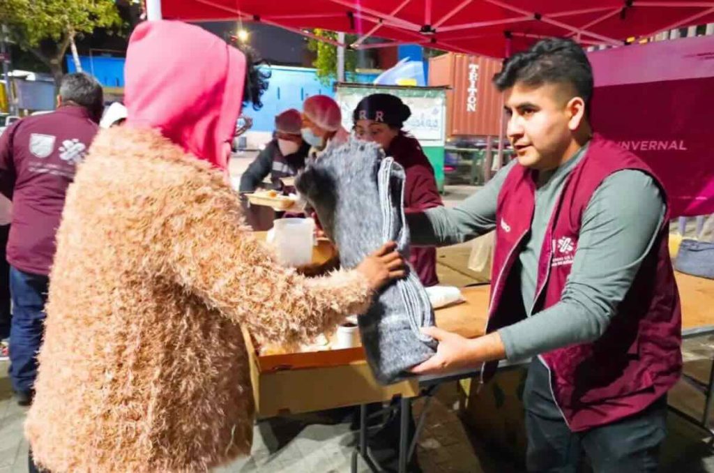 Gente recibiendo abrigos y alimentos en Operativo Invernal 2025