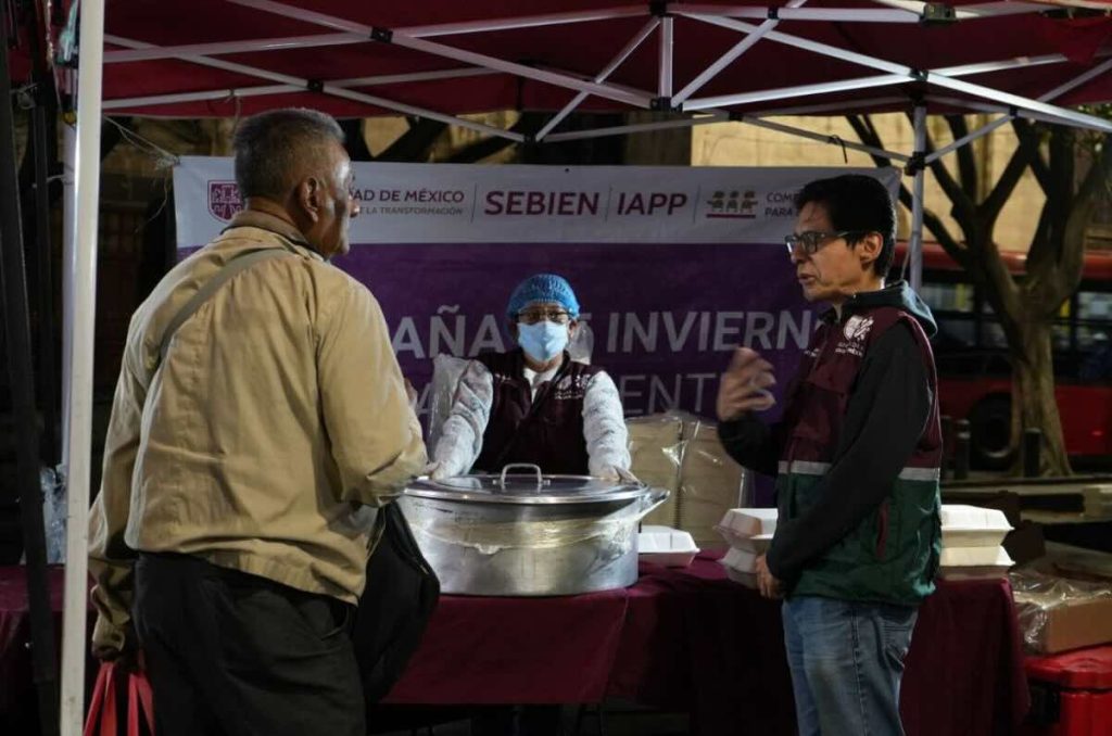 Gente recibiendo alimentos calientes