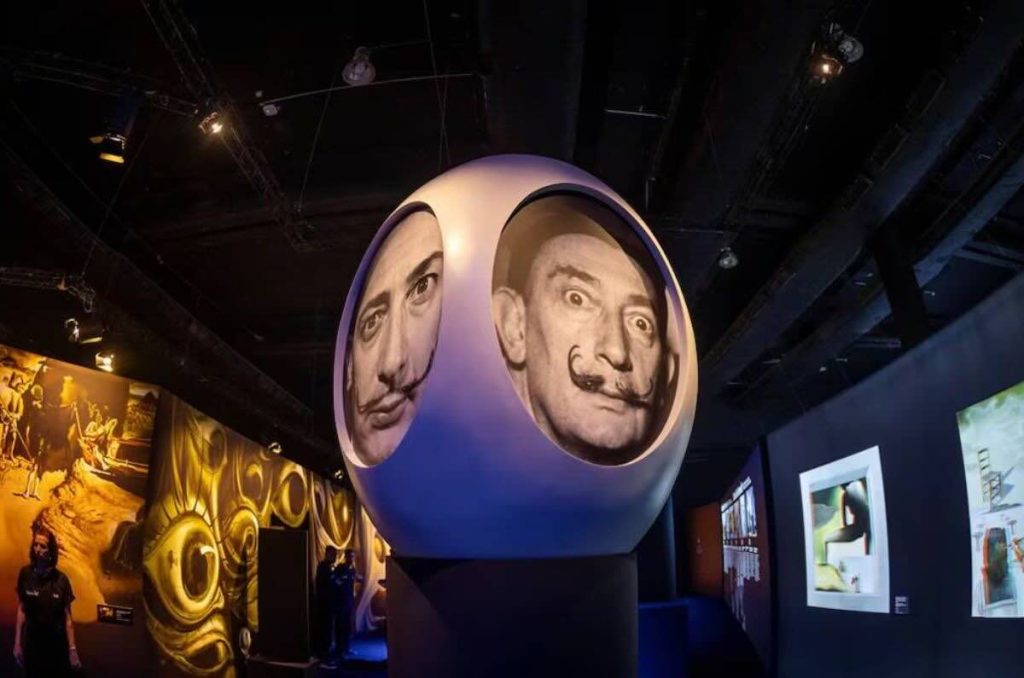 Esfera con retrato Salvador Dalí