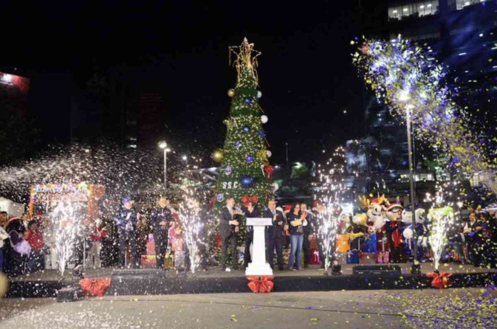 ¿Con un metro bebé? Mira el Árbol de Navidad en la Glorieta de Insurgentes CDMX
