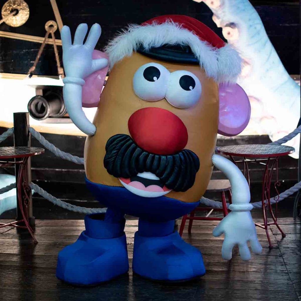 El parque temático enciende su árbol y lanza una promoción especial de donación de juguetes. Disfruta de desfiles y nieve artificial