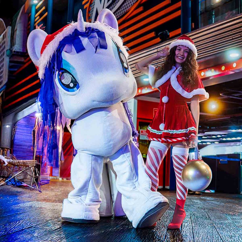 El parque temático enciende su árbol y lanza una promoción especial de donación de juguetes. Disfruta de desfiles y nieve artificial