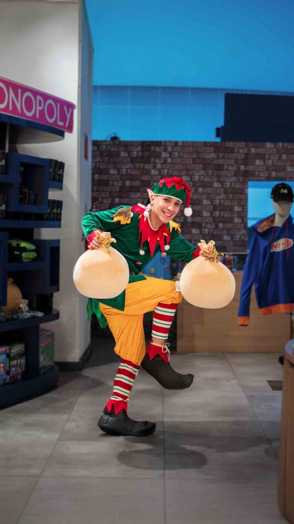 El parque temático enciende su árbol y lanza una promoción especial de donación de juguetes. Disfruta de desfiles y nieve artificial