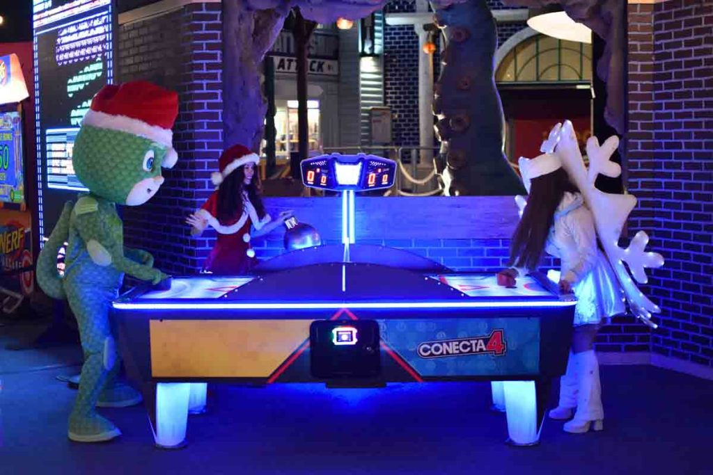 El parque temático enciende su árbol y lanza una promoción especial de donación de juguetes. Disfruta de desfiles y nieve artificial