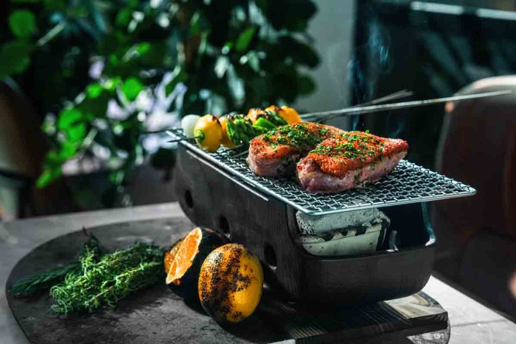 Kimpton anticipa el auge del carbón Binchotan, aperitivos sofisticados para la noche y el regreso de los vinos Burdeos en sus cartas.