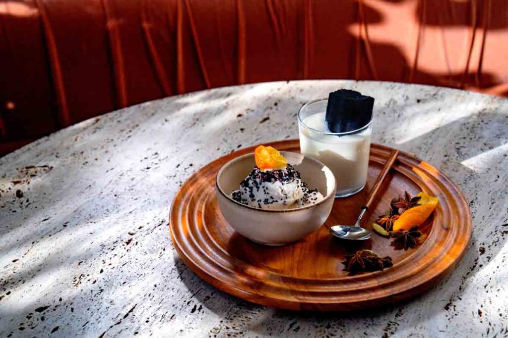 Kimpton anticipa el auge del carbón Binchotan, aperitivos sofisticados para la noche y el regreso de los vinos Burdeos en sus cartas.