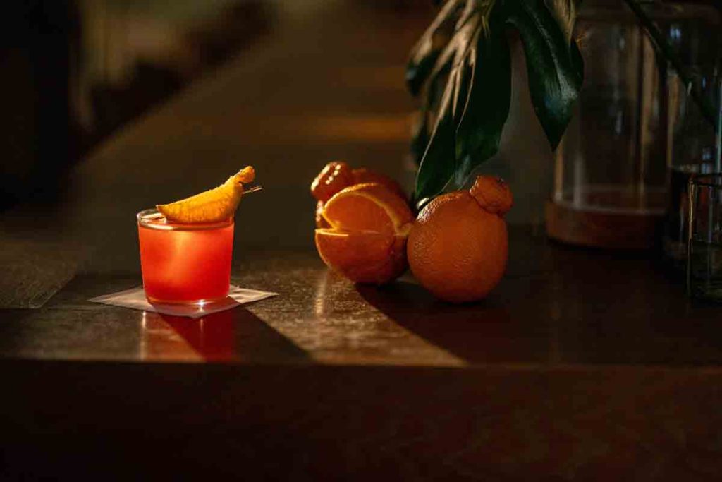 Kimpton anticipa el auge del carbón Binchotan, aperitivos sofisticados para la noche y el regreso de los vinos Burdeos en sus cartas.