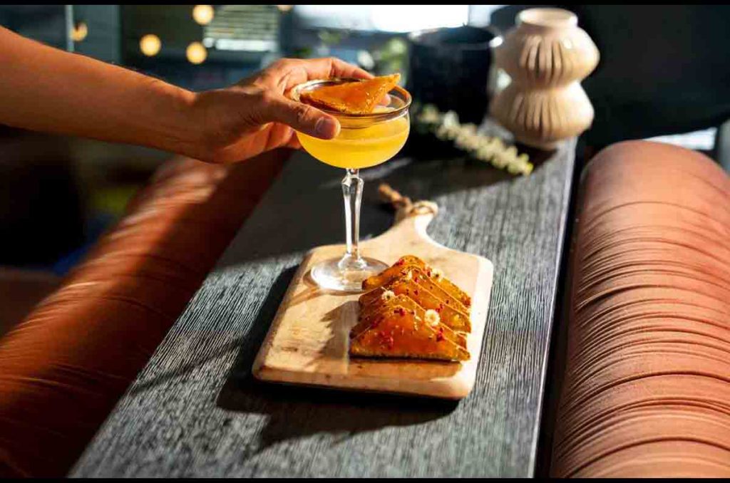 Kimpton anticipa el auge del carbón Binchotan, aperitivos sofisticados para la noche y el regreso de los vinos Burdeos en sus cartas.