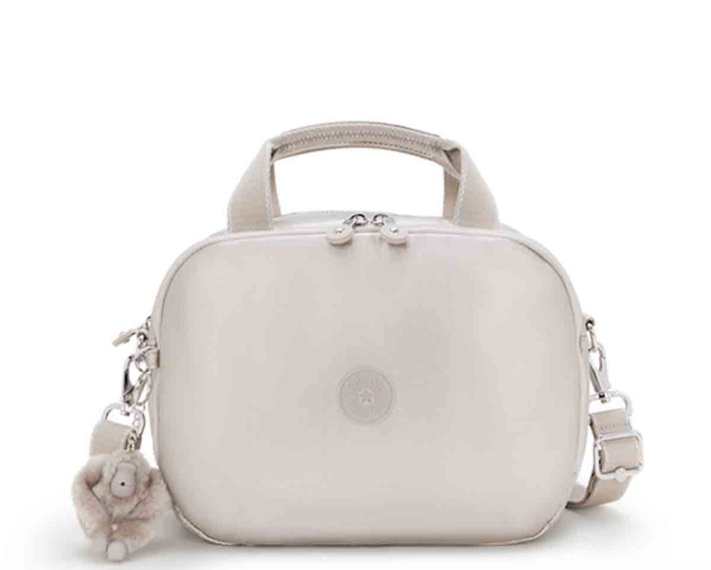 Kipling celebra la colección Otoño–Invierno 2025. Presenta equipaje inteligente, mochilas crossbody y Monkeys personalizados.