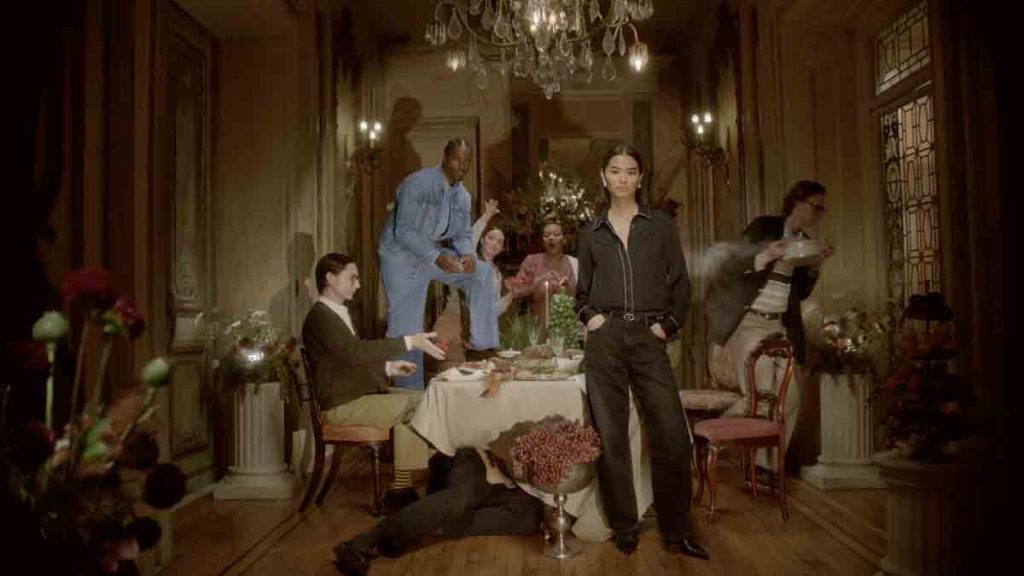 Adiós a la ropa ajustada. Levi's presenta su colección navideña centrada en cortes amplios que priorizan la libertad y estilo sin esfuerzo.