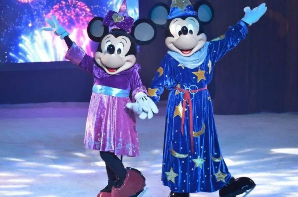 Mickey y Minnie sobre hielo