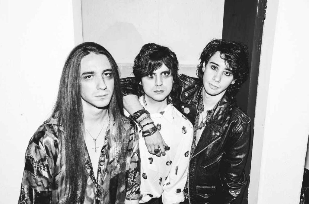 Prismatic Shapes: Teatro del Absurdo