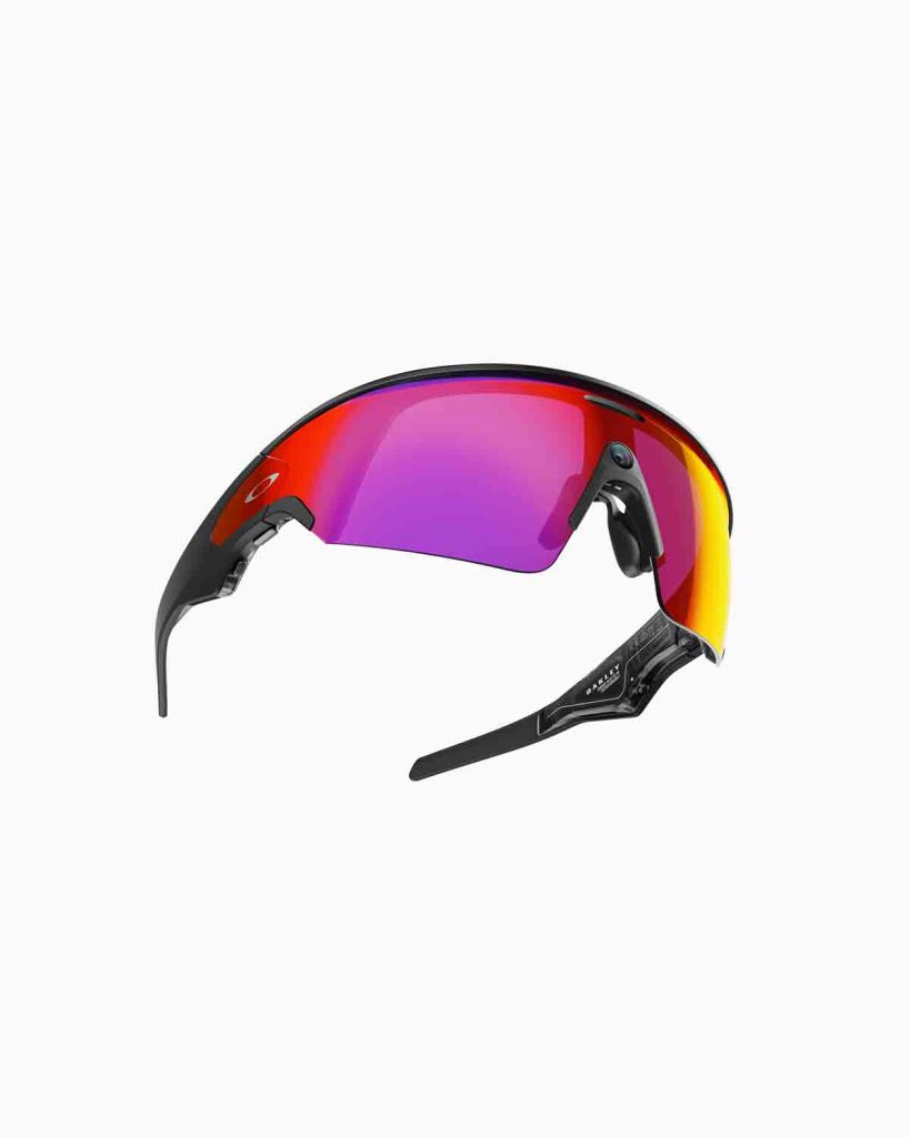 La primera línea inteligente de Oakley, diseñada con lentes PRIZM y resistencia extrema, se integra con plataformas deportivas