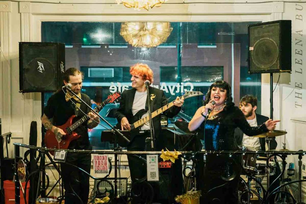 Descubre los planes únicos que Orlando ofrece para despedir el año, desde cenas de lujo, hasta fiestas temáticas y fuegos artificiales en Disney y Universal.