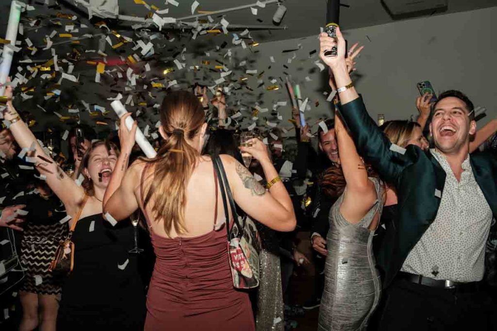 Descubre los planes únicos que Orlando ofrece para despedir el año, desde cenas de lujo, hasta fiestas temáticas y fuegos artificiales en Disney y Universal.