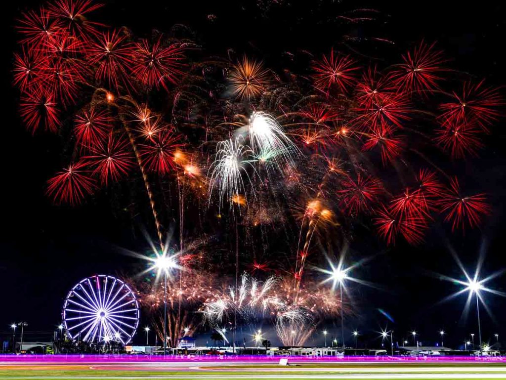 Descubre los planes únicos que Orlando ofrece para despedir el año, desde cenas de lujo, hasta fiestas temáticas y fuegos artificiales en Disney y Universal.