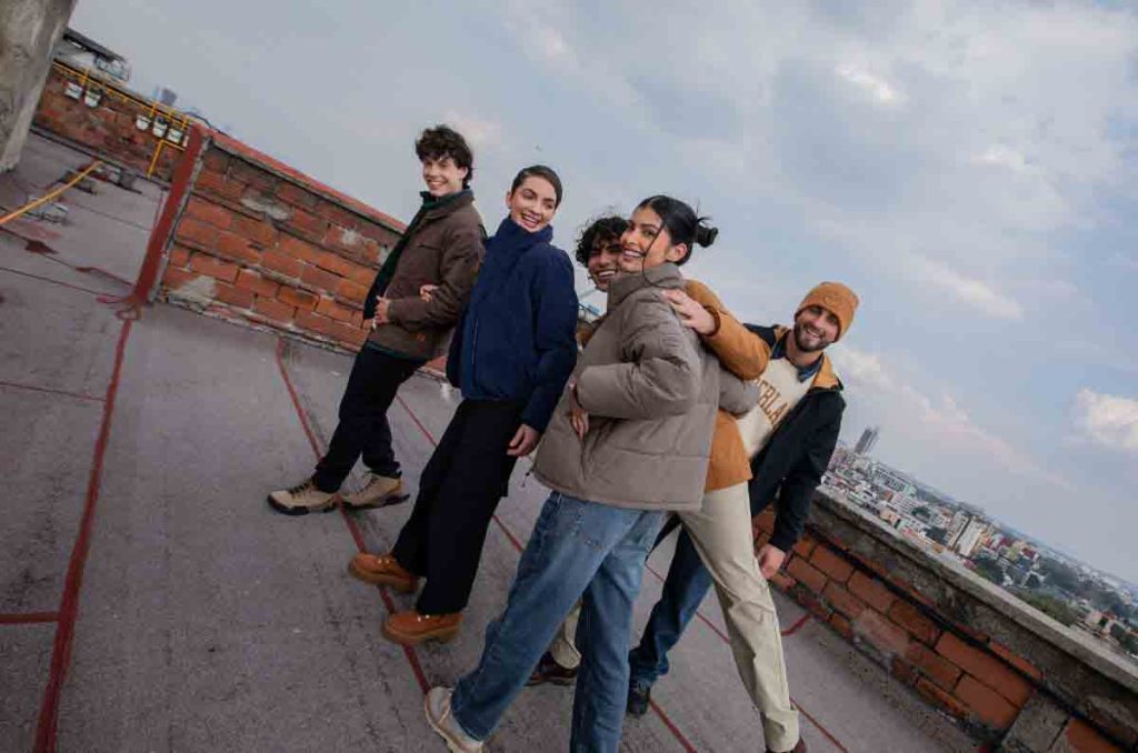 Timberland lanza su colección Invierno 2025, una propuesta que fusiona protección y estilo. Presentan botas Super Boot y chamarras Puffer