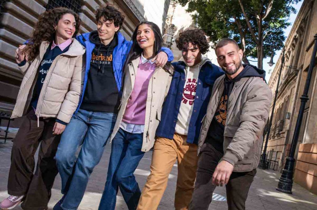 Timberland lanza su colección Invierno 2025, una propuesta que fusiona protección y estilo. Presentan botas Super Boot y chamarras Puffer