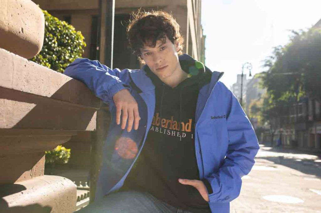 Timberland lanza su colección Invierno 2025, una propuesta que fusiona protección y estilo. Presentan botas Super Boot y chamarras Puffer