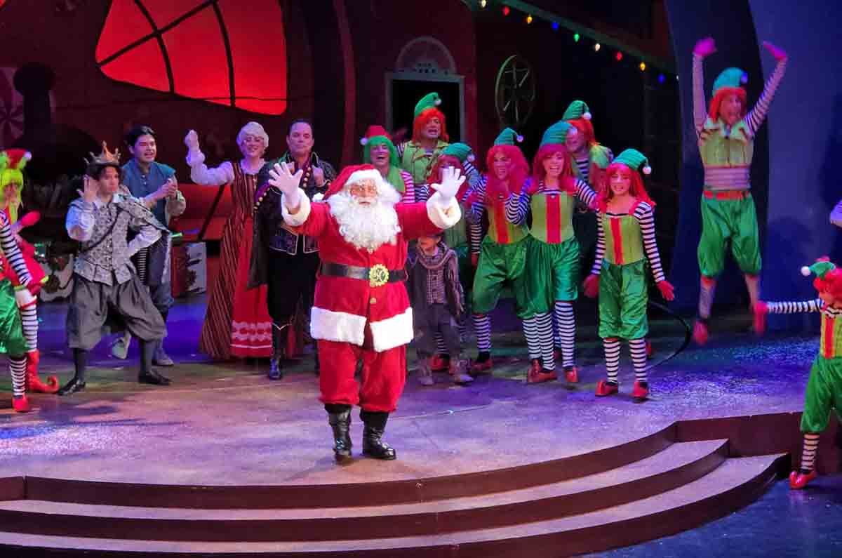 La Villa de Santa Claus llega a la Universidad Anáhuac: Nieve, duendes y teatro