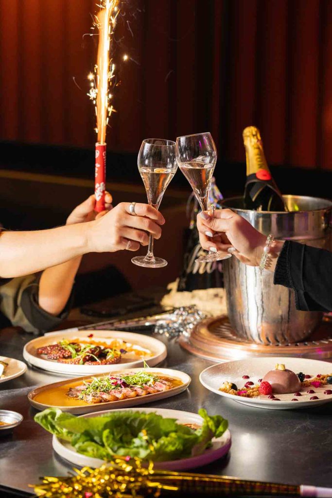 Despide el año con un menú de cinco tiempos y música en vivo. La opción perfecta para quienes buscan sabores asiáticos y fiesta