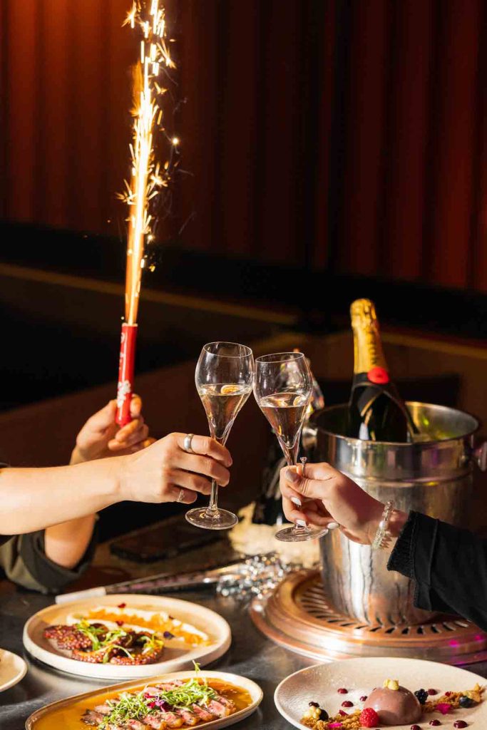 Despide el año con un menú de cinco tiempos y música en vivo. La opción perfecta para quienes buscan sabores asiáticos y fiesta