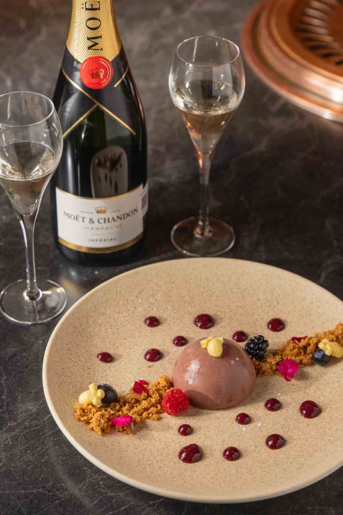 Despide el año con un menú de cinco tiempos y música en vivo. La opción perfecta para quienes buscan sabores asiáticos y fiesta