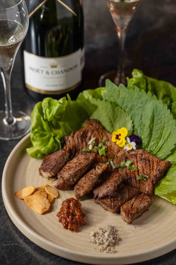 Despide el año con un menú de cinco tiempos y música en vivo. La opción perfecta para quienes buscan sabores asiáticos y fiesta