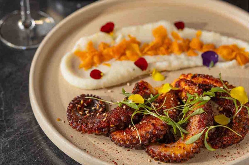 Despide el año con un menú de cinco tiempos y música en vivo. La opción perfecta para quienes buscan sabores asiáticos y fiesta