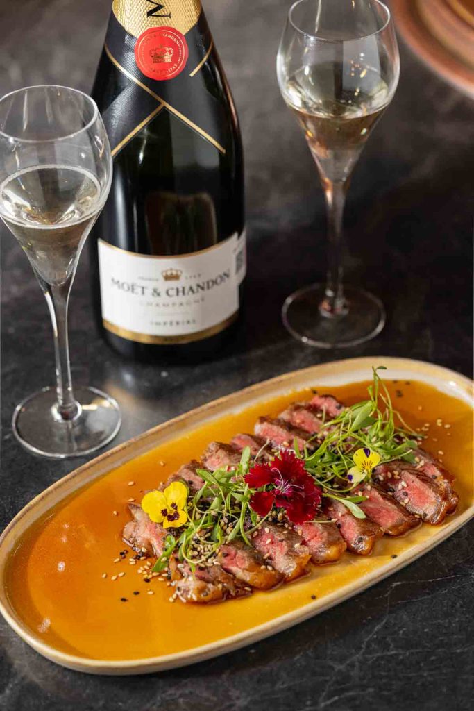 Despide el año con un menú de cinco tiempos y música en vivo. La opción perfecta para quienes buscan sabores asiáticos y fiesta