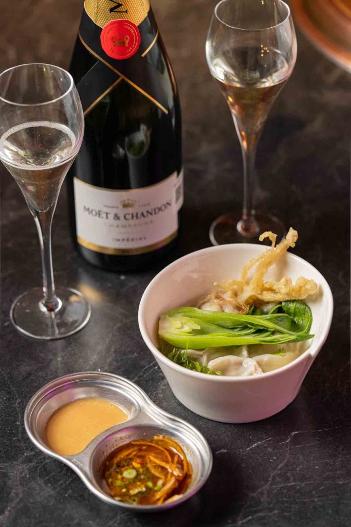 Despide el año con un menú de cinco tiempos y música en vivo. La opción perfecta para quienes buscan sabores asiáticos y fiesta