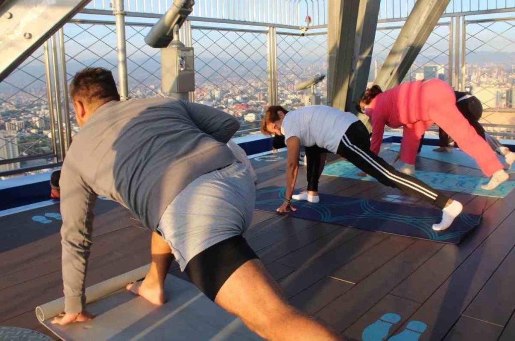 Despide el 2025 con yoga al amanecer en el mirador de la Torre Latino