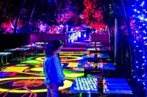 Alicia en el País de las Maravillas cobra vida en una experiencia lumínica nocturna en Parque Lira