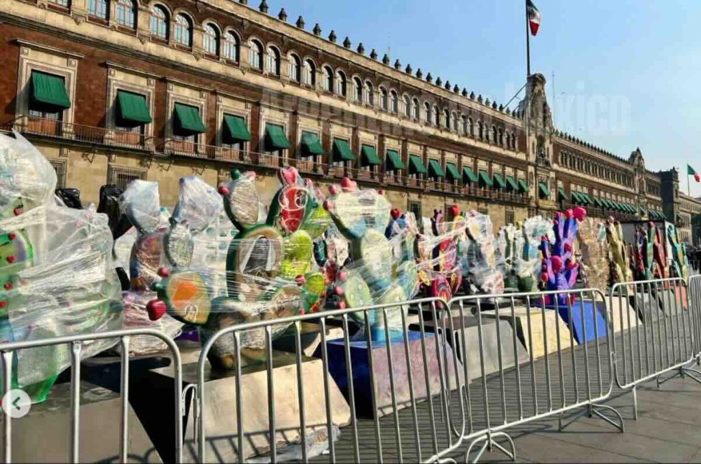 Esculturas de"Nopalera en el Corazón" en el Zócalo