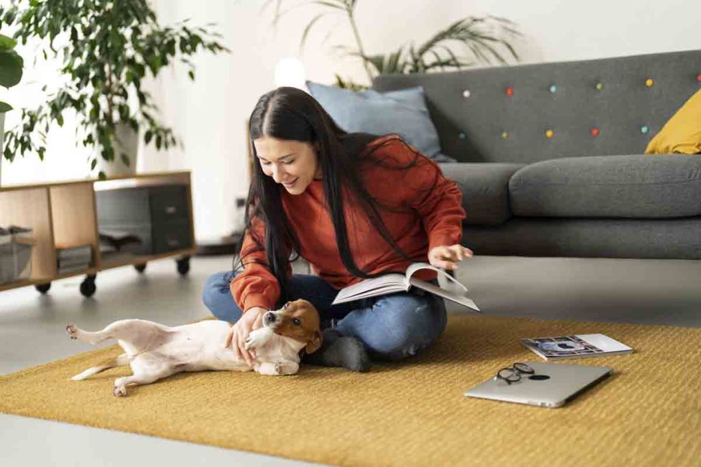 Olvídate de hacer la dieta solo. Descubre cómo tu mascota puede ser el mejor coach para cumplir tus metas de salud y bienestar este año.