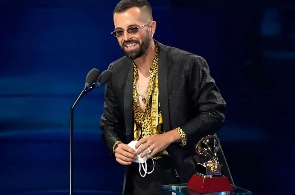 Mike Bahía ganando Grammy a Mejor Artista Nuevo 2020