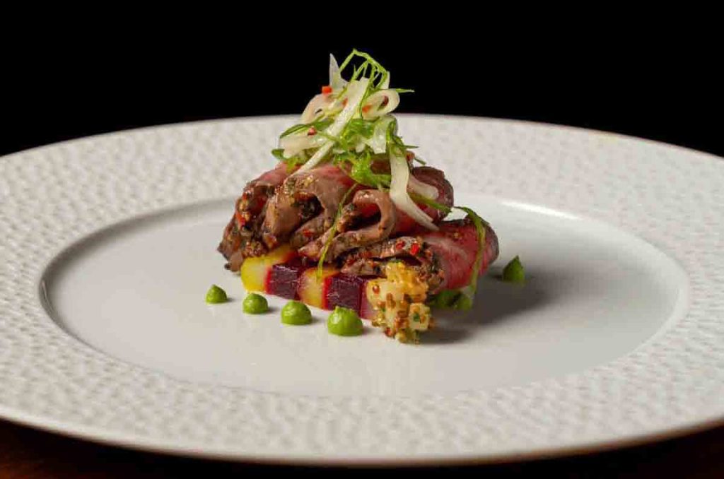 El restaurante insignia de Disneylandia reabre sus puertas el 6 de febrero bajo la guía del chef Andrew Sutton y nuevas opciones de reserva.