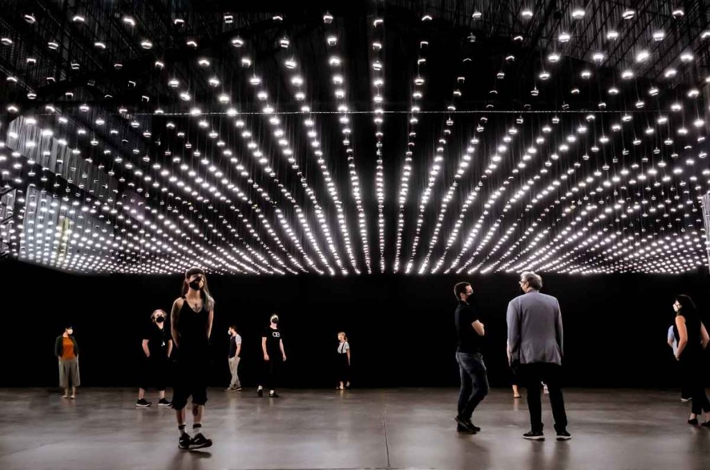 Rafael Lozano-Hemmer, “Campo de Atmosfonía”