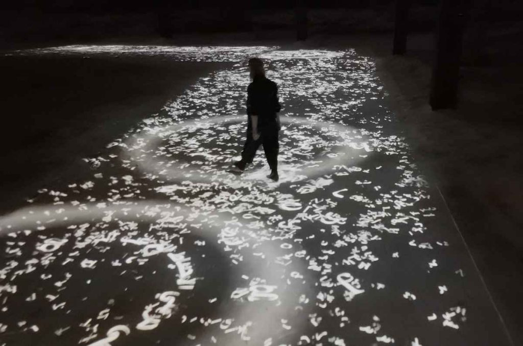 Rafael Lozano-Hemmer, "Caudal de Traducciones"