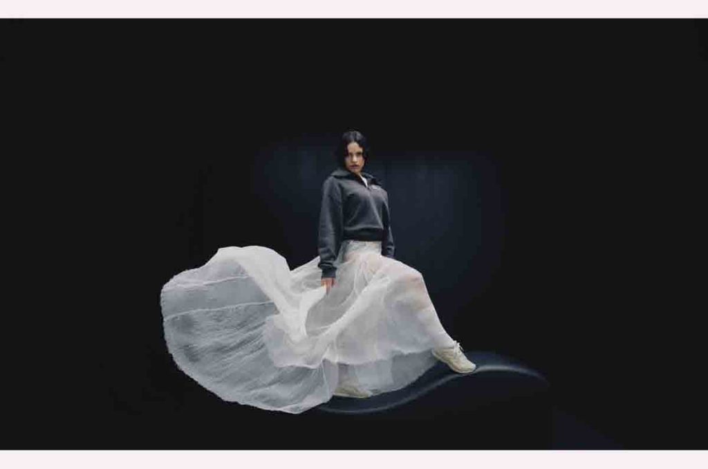 Rosalía redefine la silueta 204L de New Balance con detalles de listón y tonos neutros. Descubre la fecha de lanzamiento en México.