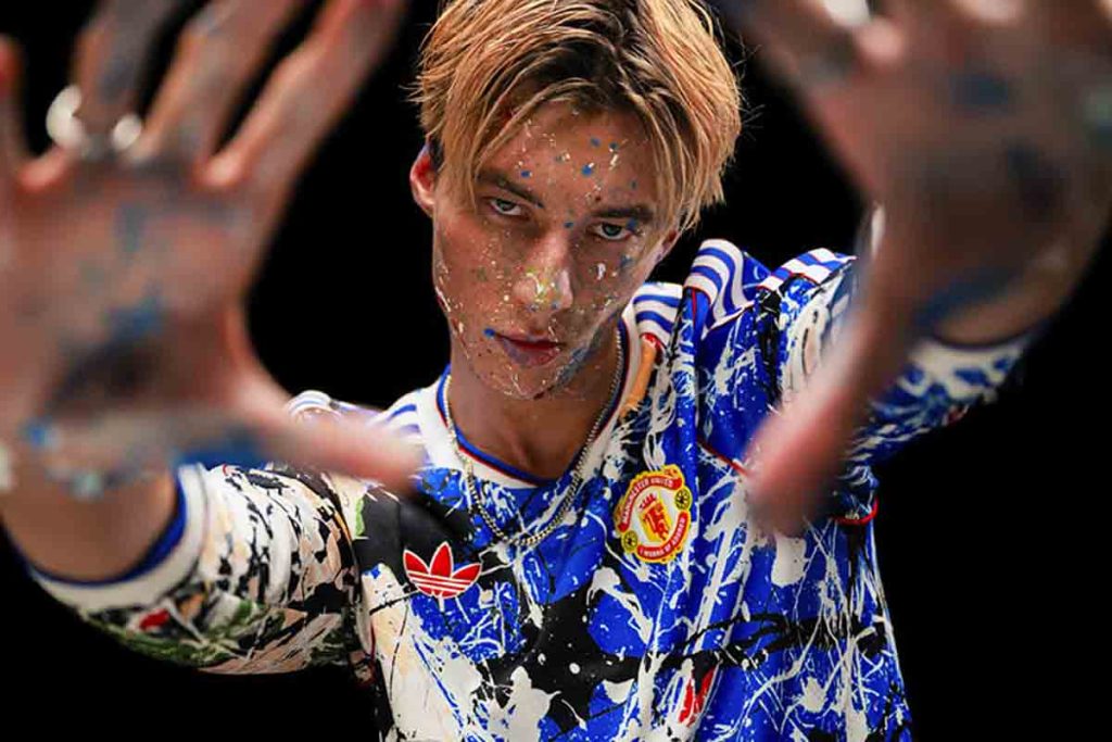 Adidas Originals rinde tributo a la escena musical de Manchester con diseños que integran el arte de John Squire y el club.