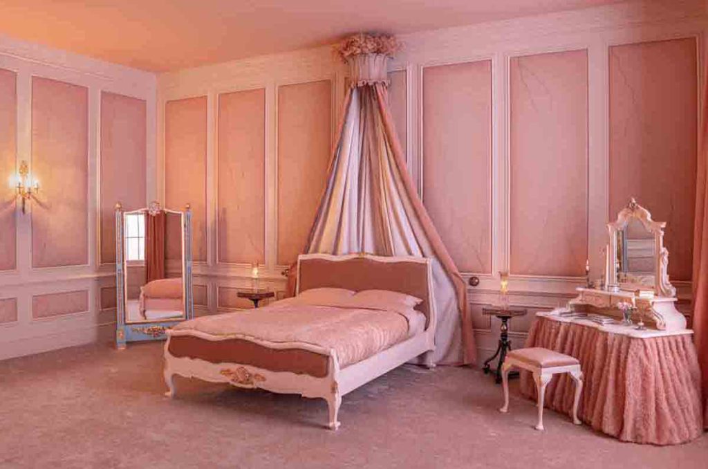 AirBnB lanza una estancia inspirada en la nueva película de Emerald Fennell, permitiendo a los huéspedes dormir en el dormitorio de Cathy