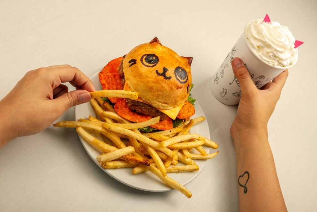 Hambueguesas, malteadas, crepas, helados con forma de miishis