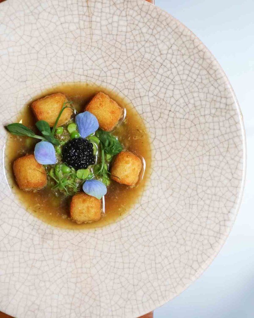 Oswaldo Oliva y siete colegas intervienen la cocina con clásicos capitalinos. Descubre el menú de adivinanzas y tacos nocturnos.